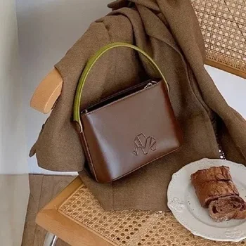 2023 Новая женская сумка в стиле ретро, сумка-мессенджер, универсальная текстура, темперамент, маленькие квадратные сумки на плечо для женщин